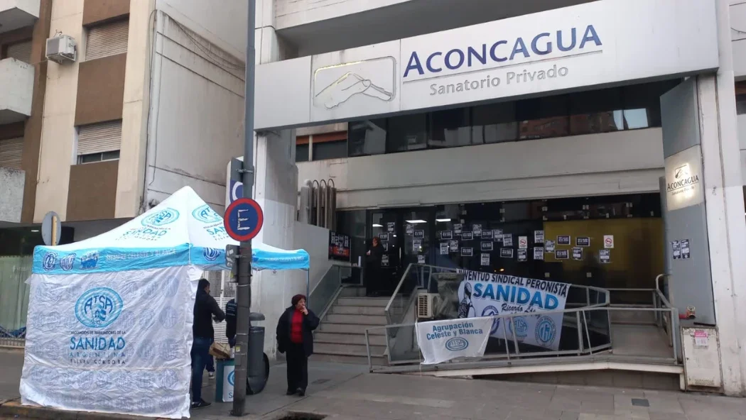 Protestas gremiales en la puerta del Sanatorio Aconcagua