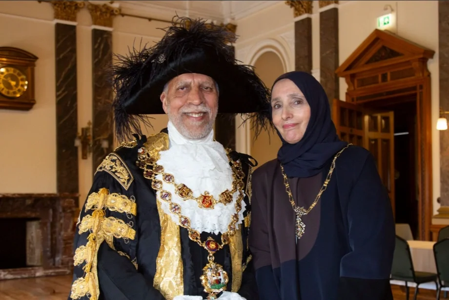Zaker Choudhry asumió como el primer Lord Alcalde musulmán de Birmingham, Reino Unido