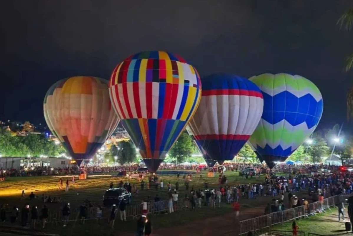 La programación incluyó el despliegue coordinado de 8 globos inflables que realizaron vuelos cautivos y demostraciones visuales