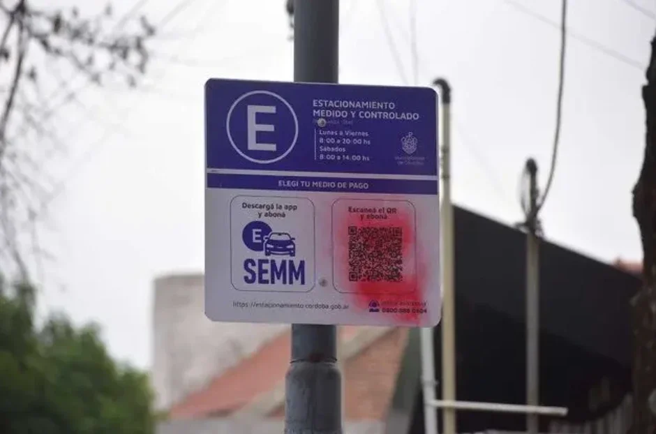 Medida de resistencia vecinal: ya empezaron a aparecer carteles vandalizados de la aplicación SEMM de estacionamiento medido 