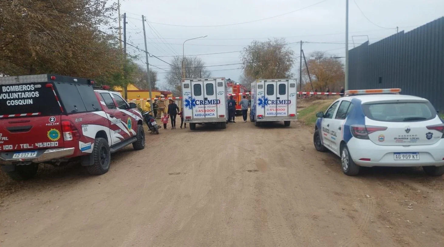 Personal médico y de bomberos de Cosquín trabajaron en la evacuación del lugar