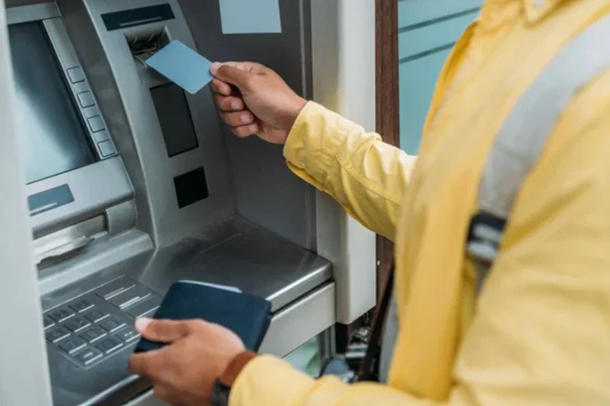 Los delincuentes persuadían verbalmente a las víctimas para que acudieran de forma inmediata a los cajeros automáticos de sus respectivos bancos