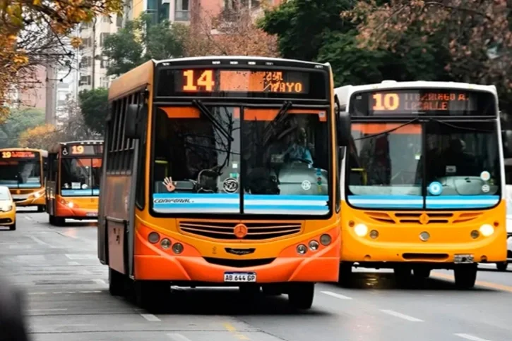 Empresas de colectivos de Córdoba anunciaron que pagarán en cuotas el medio aguinaldo