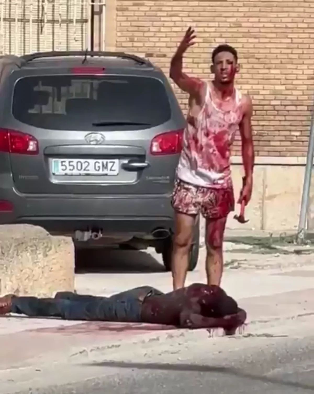 Un joven magrebí atacó con un martillo y una botella rota a dos hombres en Murcia