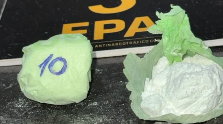 Los peritos de la fuerza de seguridad incautaron un total de 1.632 dosis de marihuana junto con otras 174 dosis de cocaína