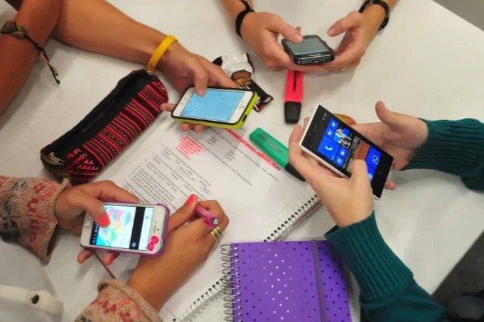 Los colegios de la ciudad de Córdoba limitarán el uso de teléfonos celulares