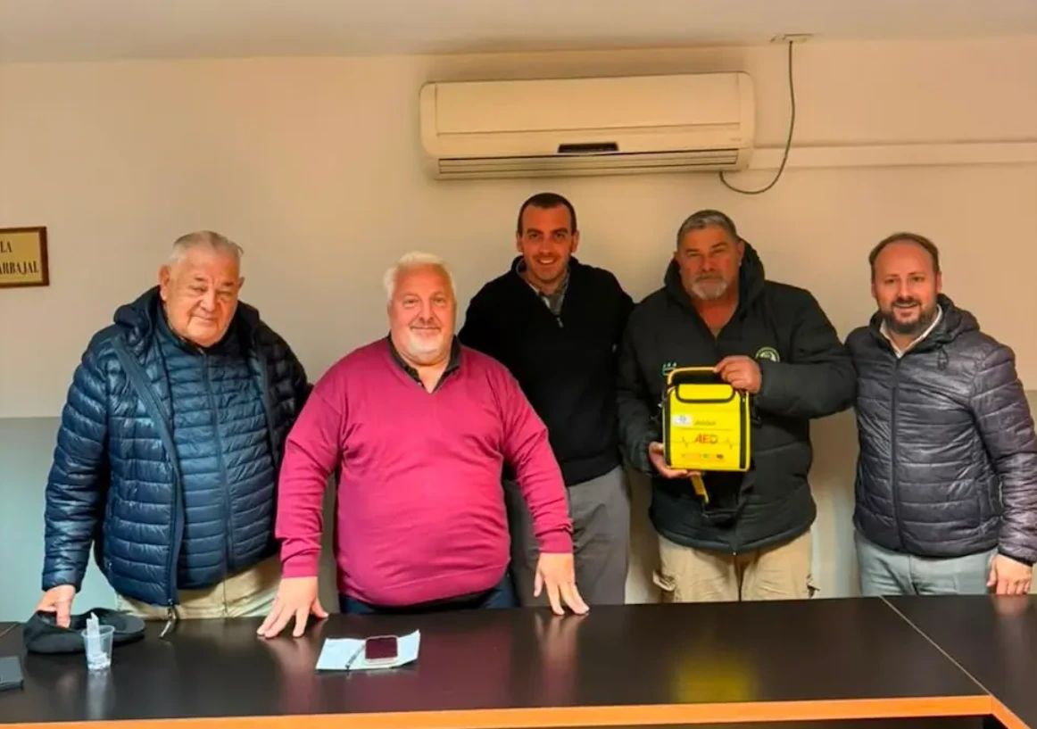 La comisión directiva distribuyó desfibriladores automáticos en las sedes de 18 clubes afiliados a la organización
