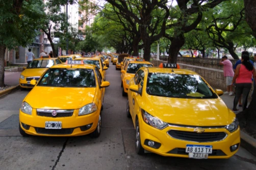 Córdoba: taxistas vuelven a reclamar el cumplimiento de reglas sólo para frenar a las apps de transporte