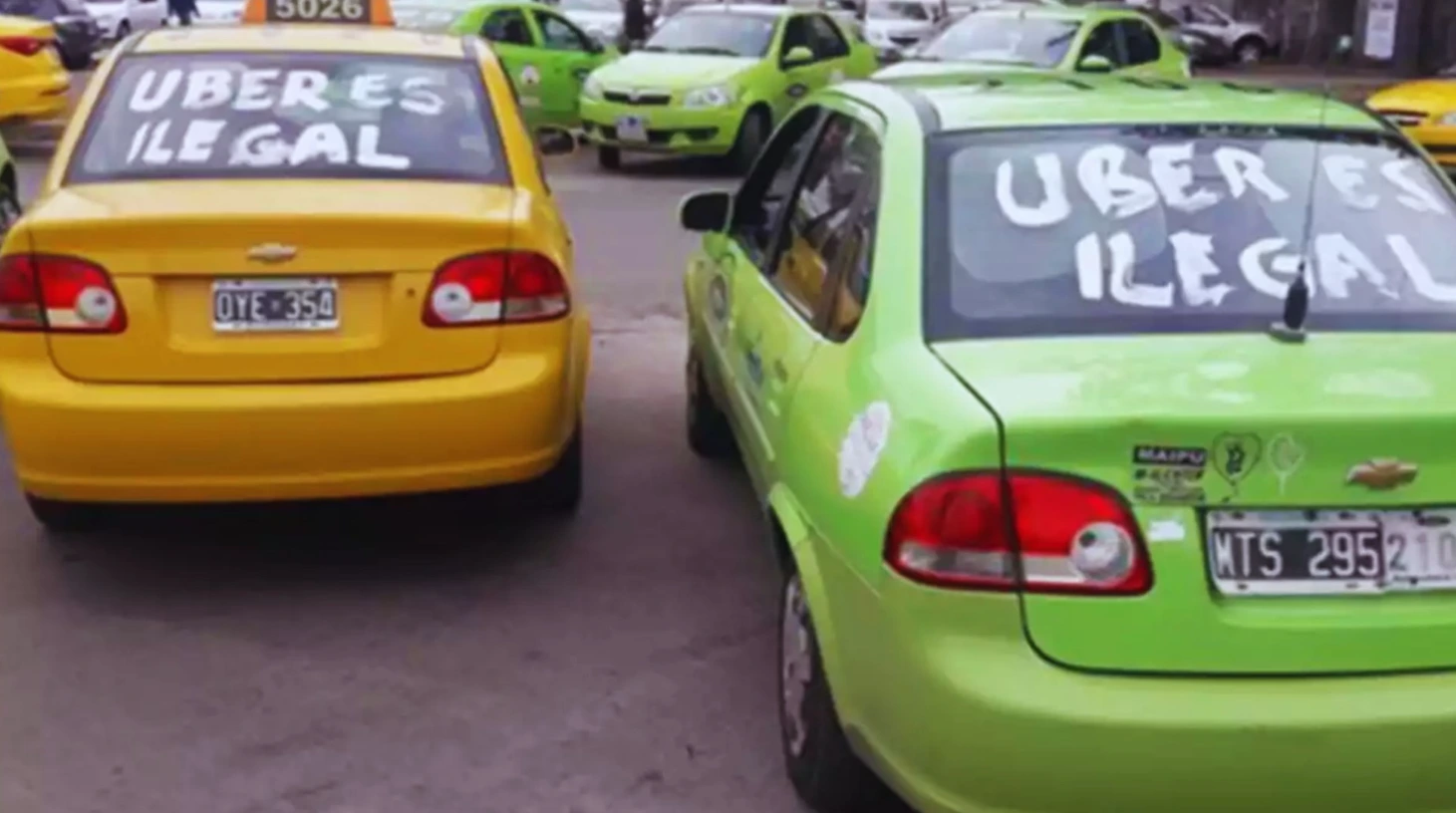 El impacto de las apps, según los taxistas, se traduce en alrededor de 3.000 licencias de taxis que dejaron de operar
