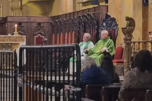 El cura denunciado en Villa Carlos Paz sigue participando en servicios religiosos