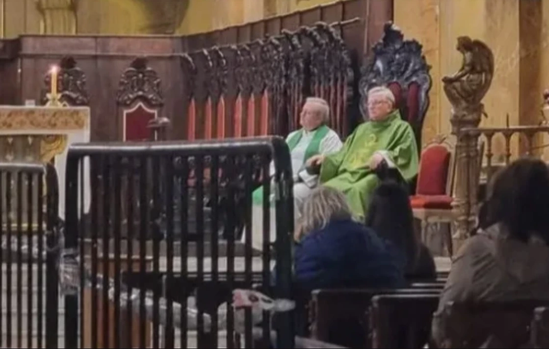 Nicola reapareció públicamente el fin de semana acompañando al párroco Javier Soteras en una misa en la Catedral de Córdoba