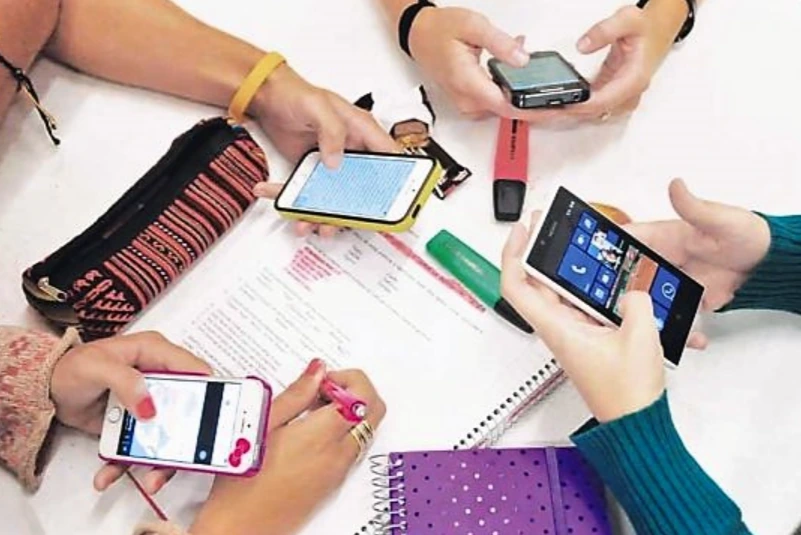 Aplican más regulaciones en el uso de teléfonos en las escuelas de Córdoba Capital