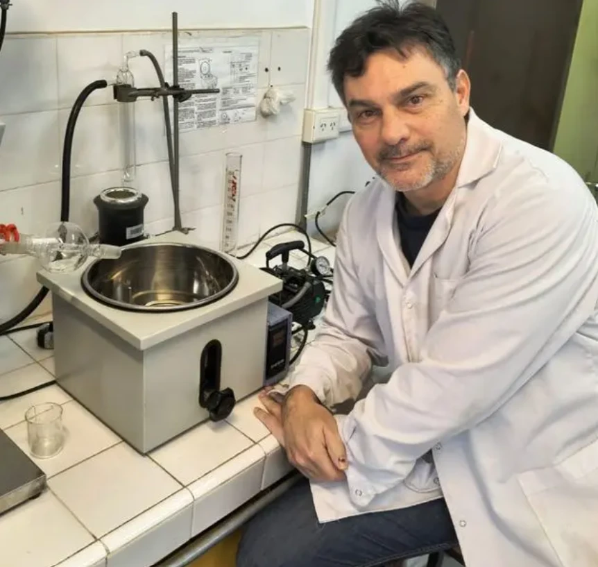 Uno de los científicos que participa en la investigación en nanopartículas en la UNRC