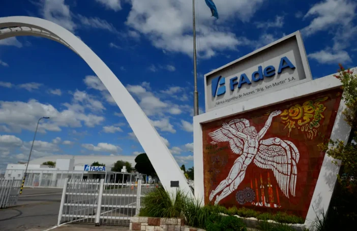 A las 15:00, León XIV iniciará su desplazamiento por vía terrestre hacia el predio de la Fábrica Argentina de Aviones para la ceremonia central