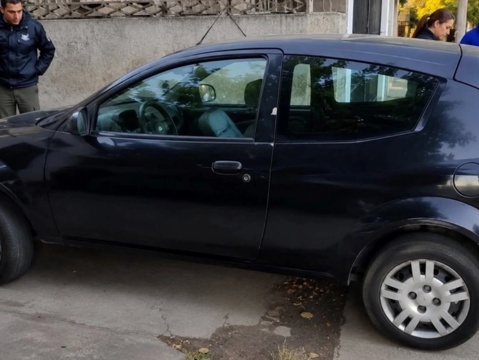 El Ford Ka negro, propiedad de Soledad Andreani, que Claudio Barrelier usó para trasladar los restos de Agostina Vega