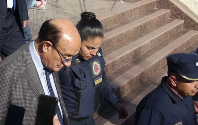 Escoltado por la polícia: así se retiraba Oscar González luego de la finalización de una de las audiencias