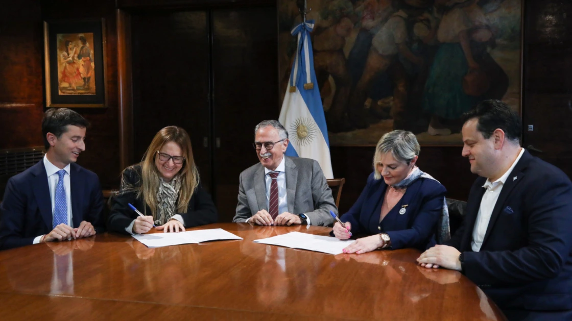 La firma del convenio.