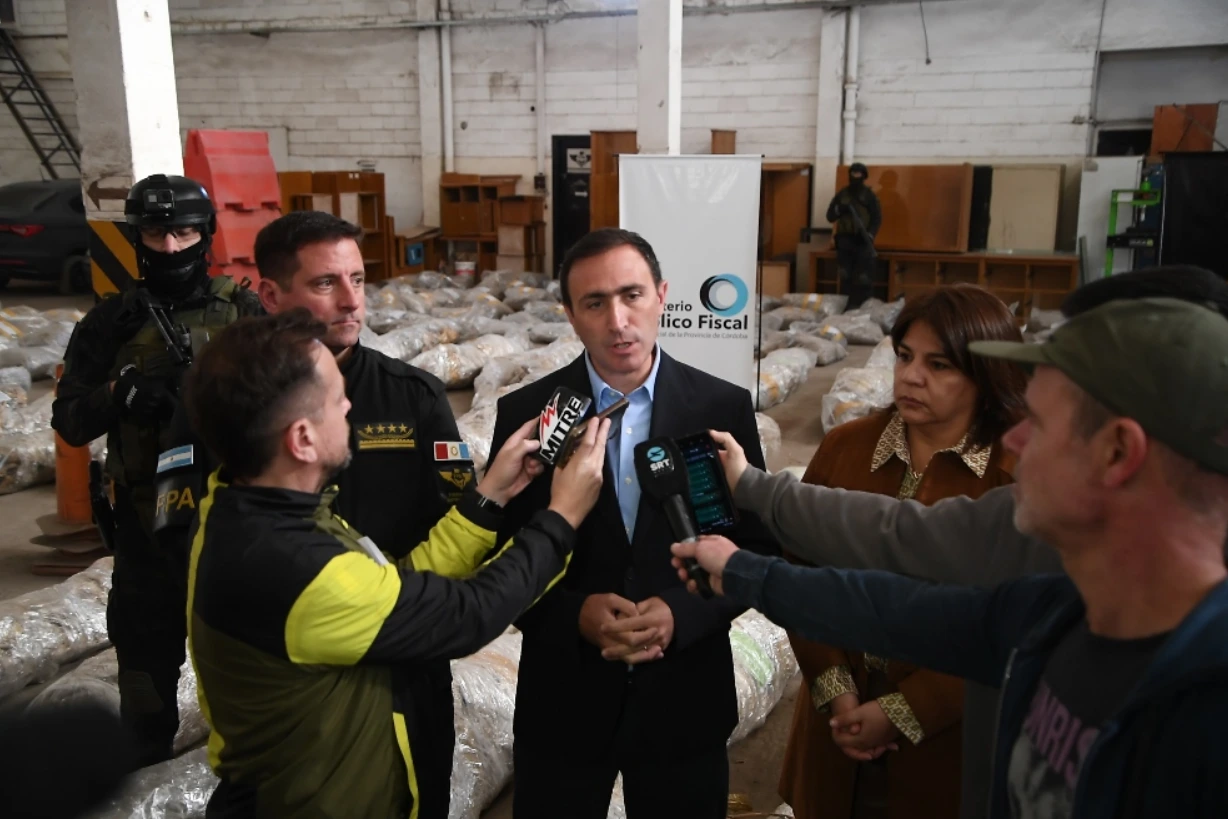 Durante la actividad, el ministro de Justicia y Trabajo provincial, Julián López, supervisó las tareas de incineración de drogas