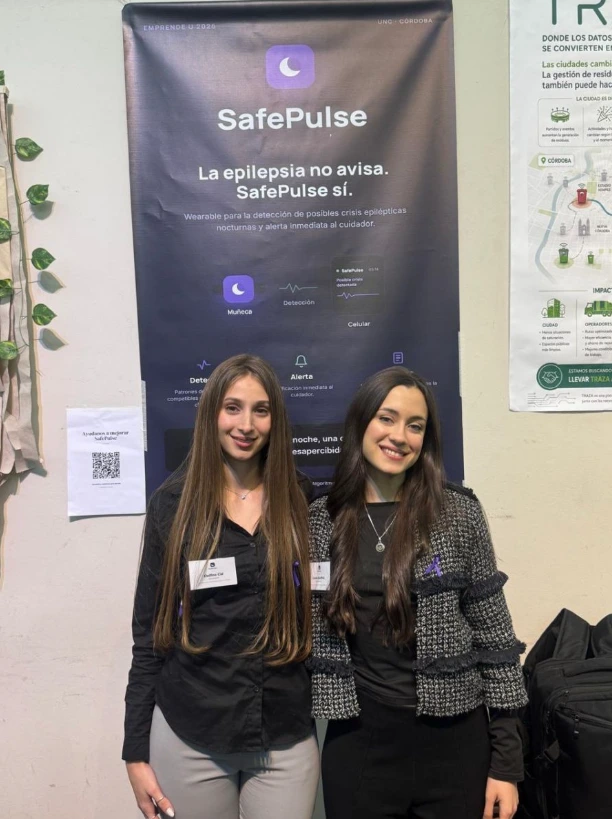 Las estudiantes diseñaron un dispositivo denominado SafePulse que detecta crisis tónico-clónicas durante las horas del sueño