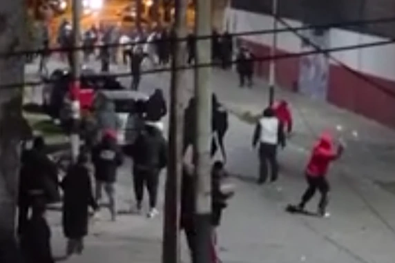 Escándalo en el ascenso: dos facciones de la barra de Chacarita se enfrentaron a tiros y hubo 17 detenidos