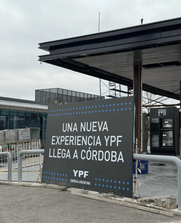 Cartel de anuncio de la nueva YPF Black en Córdoba, ubicado en la obra que se está ejecutando