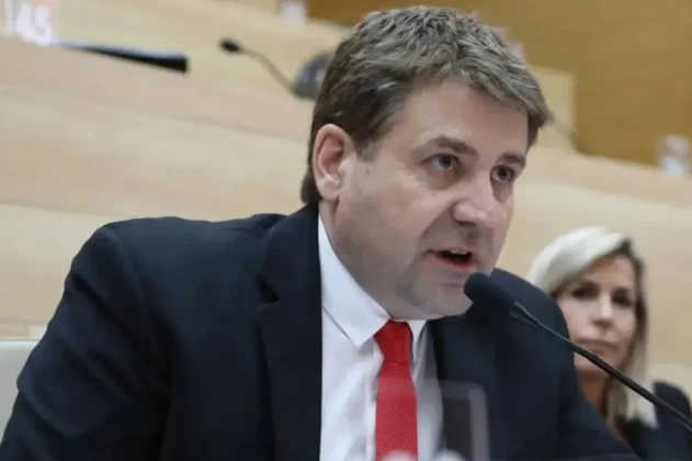 El fallo de Vaca Narvaja dejó al legislador provincial Matías Gvozdenovich como el único candidato en condiciones de asumir la presidencia del partido