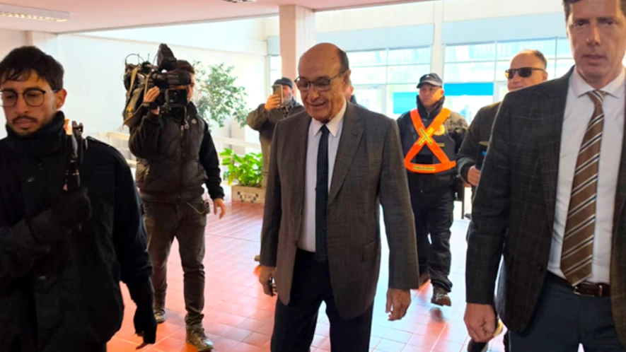 Oscar González ingresando a los Tribunales de Villa Dolores