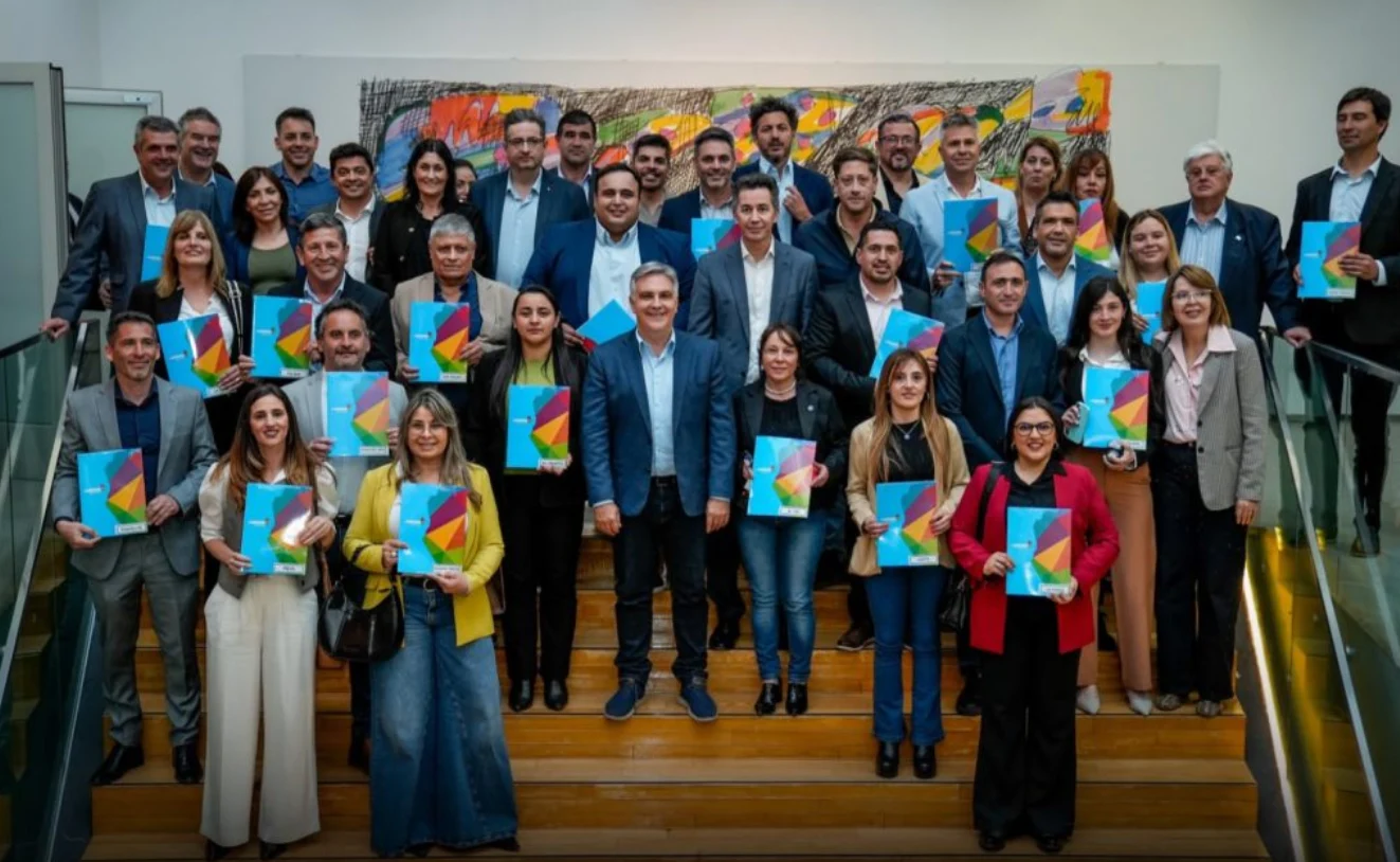Martín Llaryora encabezó este jueves el acto de firma de los proyectos de ley para establecer nuevos radios urbanos en 22 municipios y comunas de la provincia