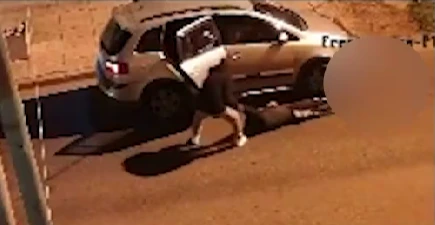 Imagen del delincuente arrastrando a su compañero muerto