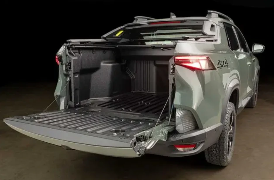 La Pick-Up  cuenta con la particularidad de incorporar una caja trasera de diseño asimétrico pensada para transportar objetos largos en sentido transversal