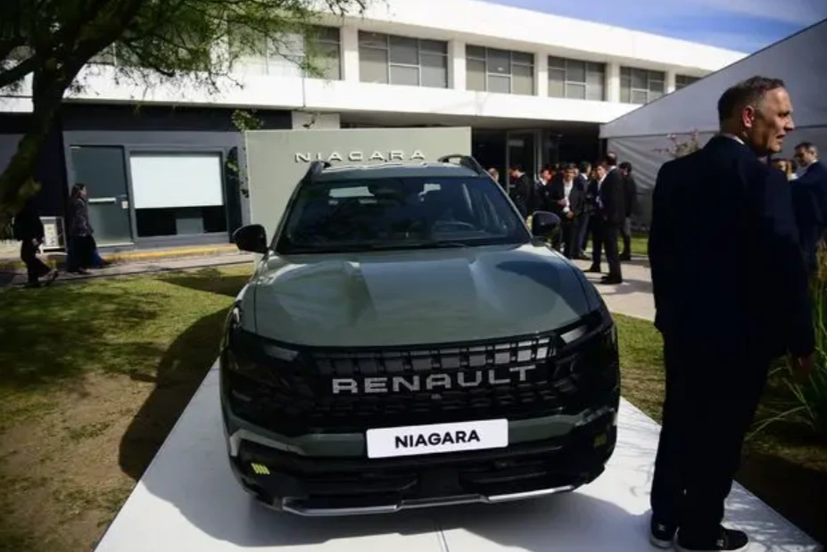 Renault presentó la camioneta Niagara en la planta cordobesa de Santa Isabel