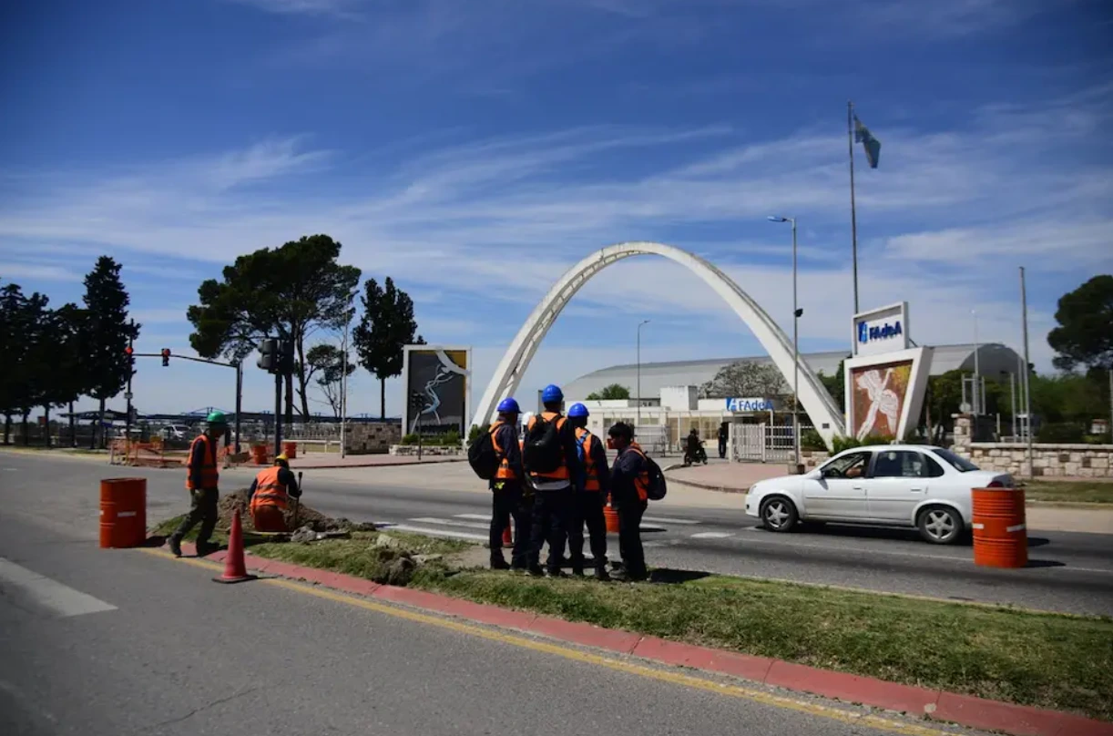 En las áreas externas al predio de Fadea los equipos operativos realizan tareas de mantenimiento