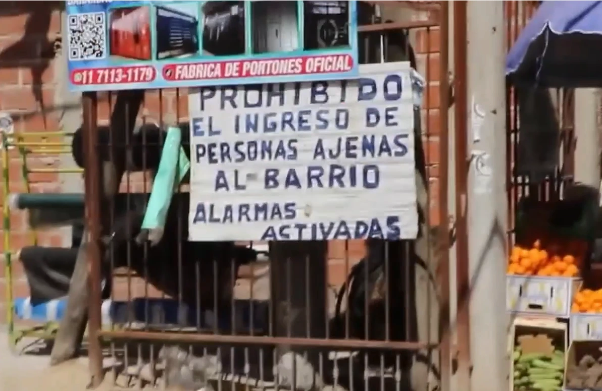 El cartel en la entrada del barrio.