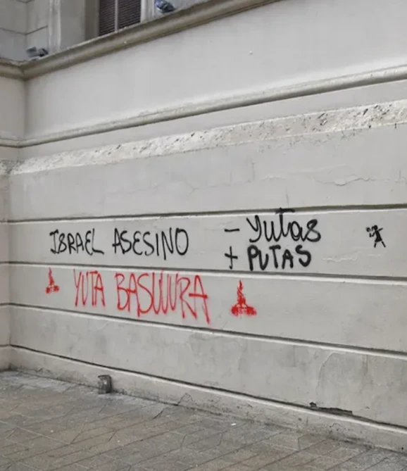 Pintadas nazis realizadas durante la marcha de mujeres en Córdoba