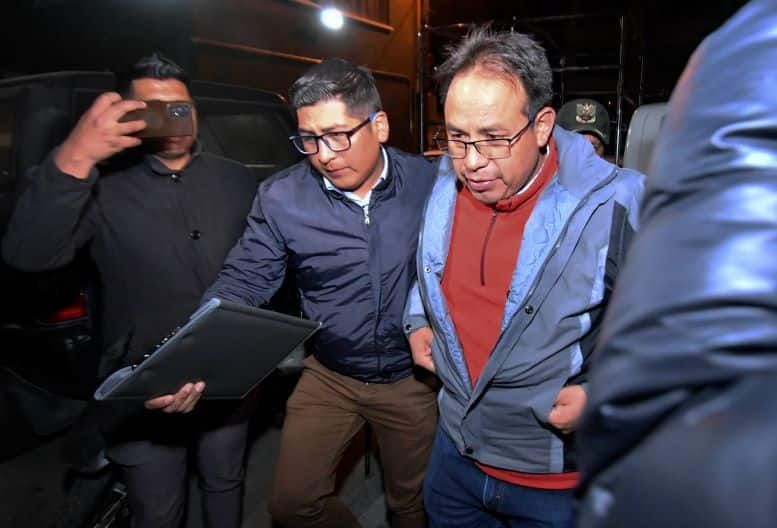 The former Deputy Minister of Drinking Water, Carmelo Valda Duarte, being arrested for corruption