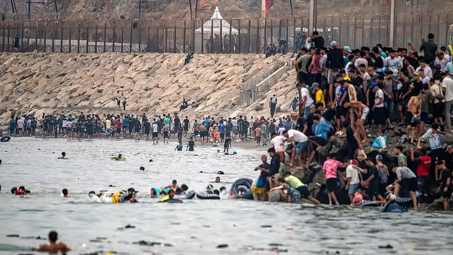 The number of invaders in Ceuta reached a peak of up to 70,000 people who had crossed from Morocco