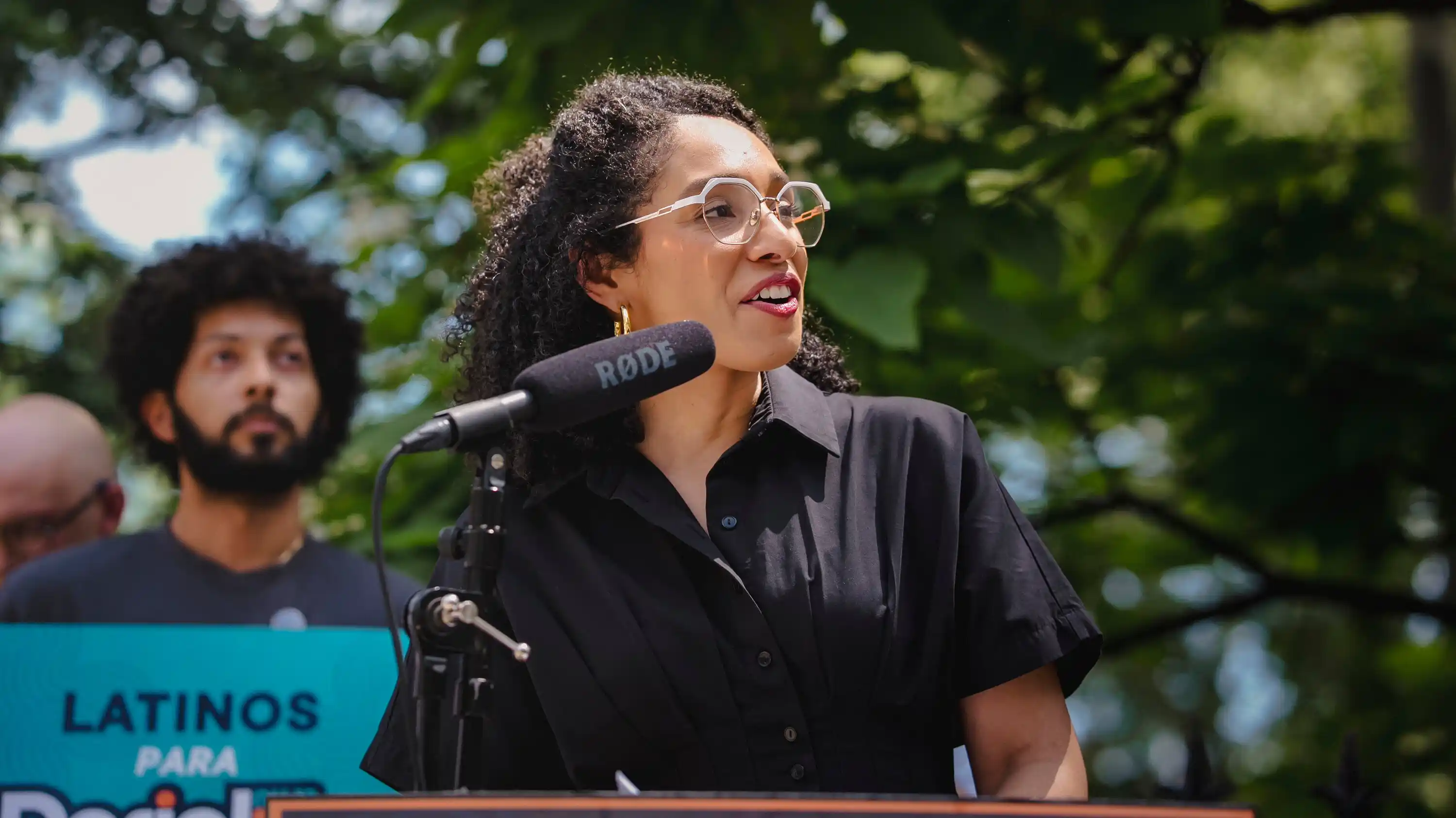 A radical candidate from the Democratic Party faced harsh criticism after receiving the support of a former leader of the Ku Klux Klan