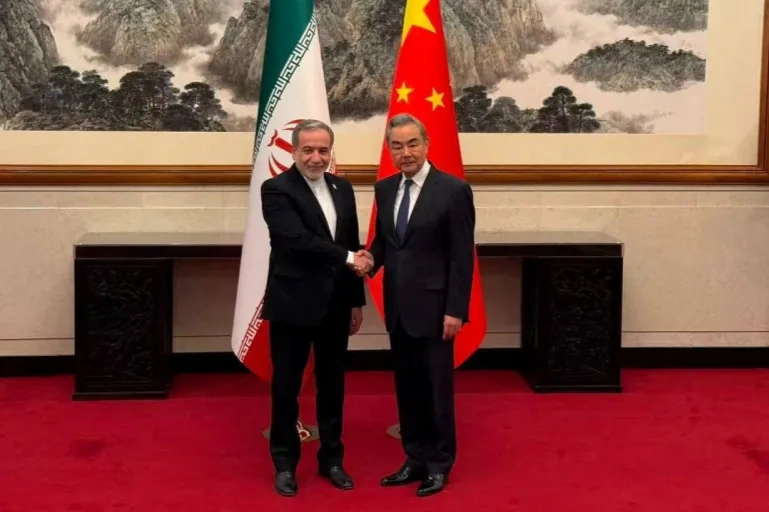 China instó al régimen iraní a reabrir el Estrecho de Ormuz lo antes posible