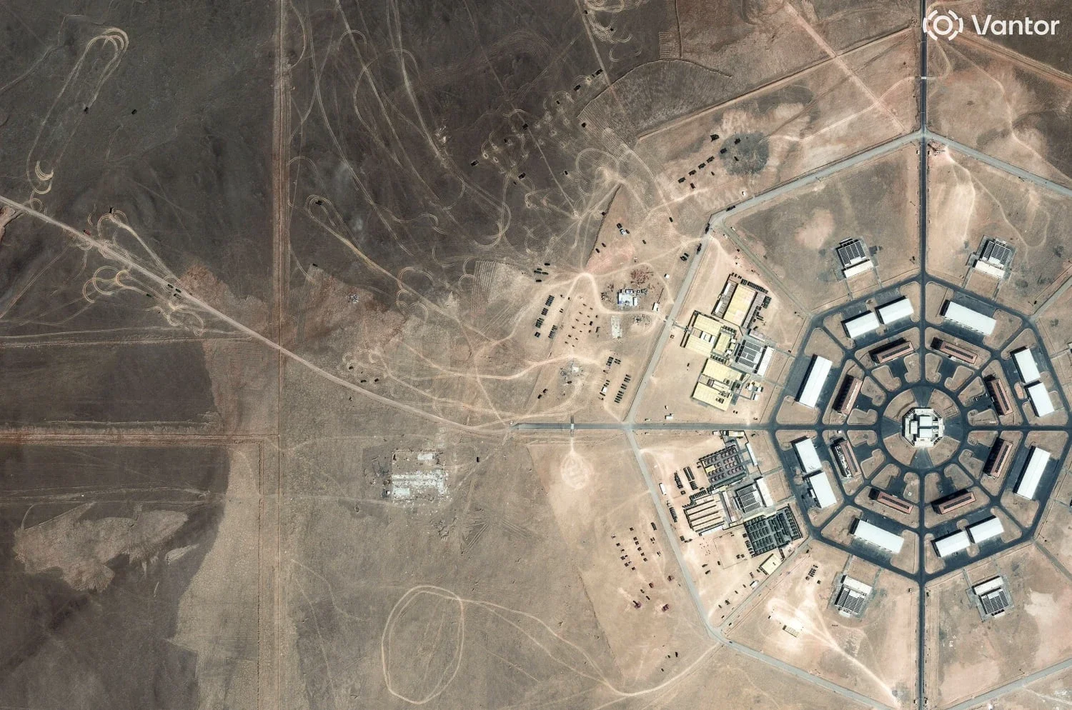 Varios complejos con una forma octagonal han sido fotografiados, creyéndose que se tratan de infraestructura destinada a almacenamiento de equipos nucleares y resguardo, entre otras actividades
