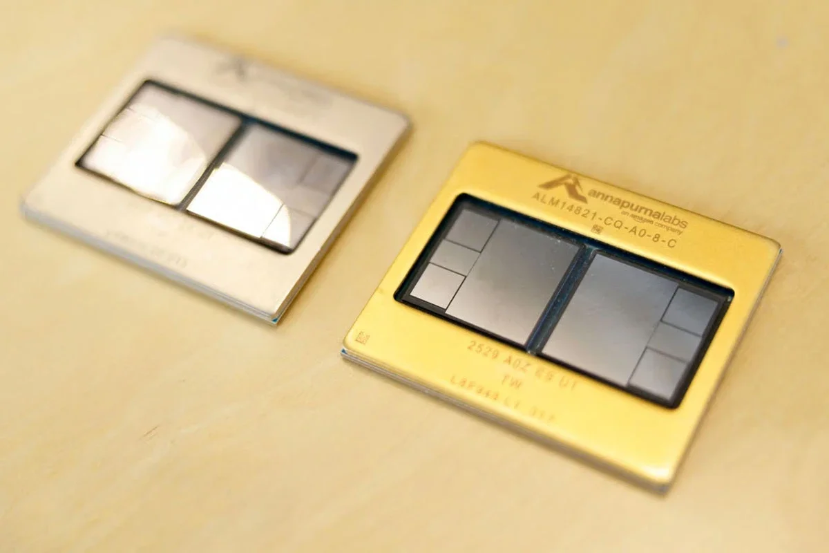 La compañía confirmó que evalúa vender sus chips propios Trainium