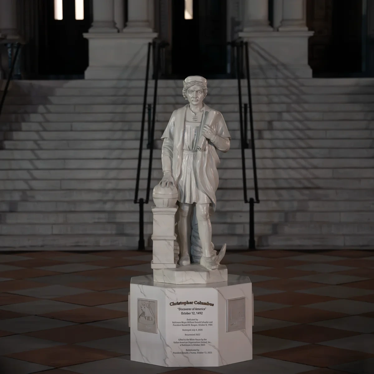 El mandatario republicano erigió una estatua del navegante italiano de casi cuatro metros, la cual representa una réplica de una estatua destruida por violentos demócratas