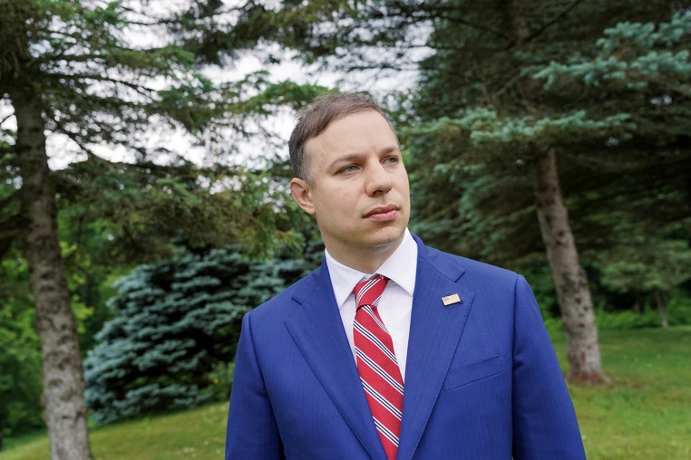 Anthony Constantino, quien será candidato republicano al Congreso, lanzó fuertes críticas contra AOC y los demócratas en general