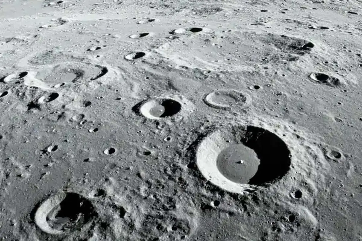 Qué encontraron los científicos alrededor del cráter lunar