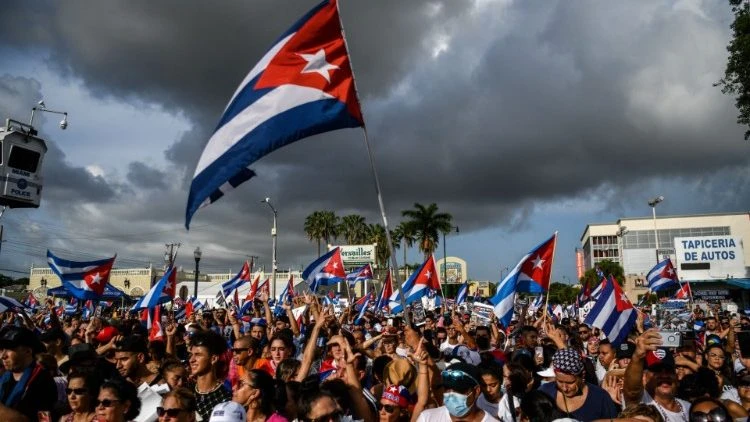 Miles de cubanos tomaron las calles en distintas ciudades para protestar contra el régimen de Díaz-Canel