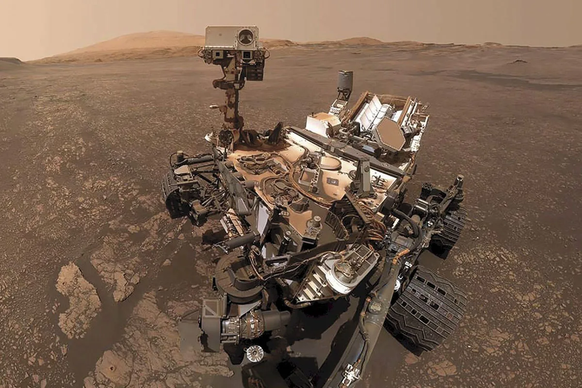 El rover Curiosity fotografió un extenso campo de formaciones con forma de panal
