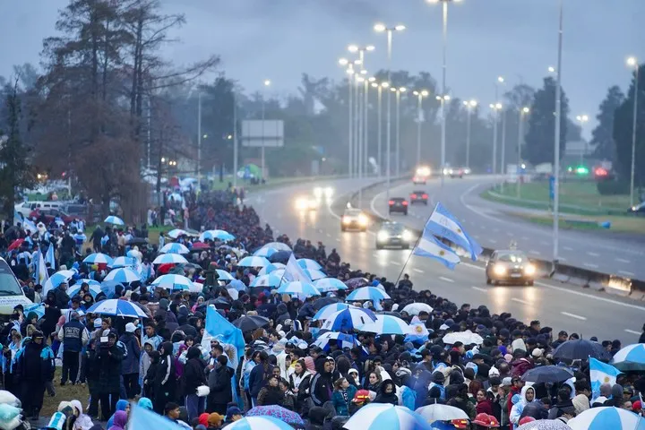 Miles de hinchas recibieron al seleccionado.