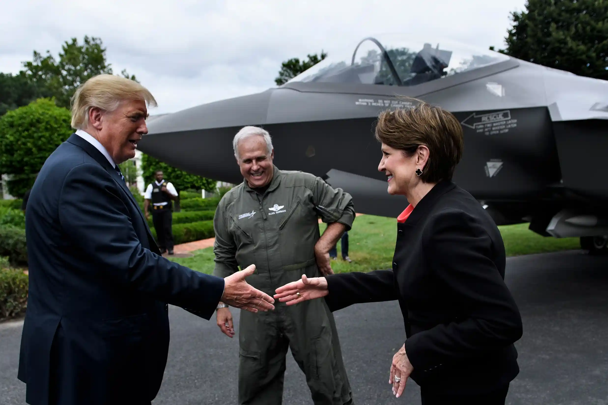 Donald Trump firmó un decreto enfocado en reducir la dependencia de componentes extranjeros para las capacidades de defensa de los Estados Unidos