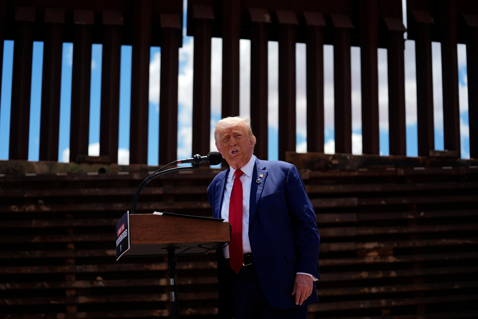 El gobierno de Trump le pidió a la Corte Suprema que le permita reanudar las deportaciones de inmigrantes ilegales y criminales a terceros países