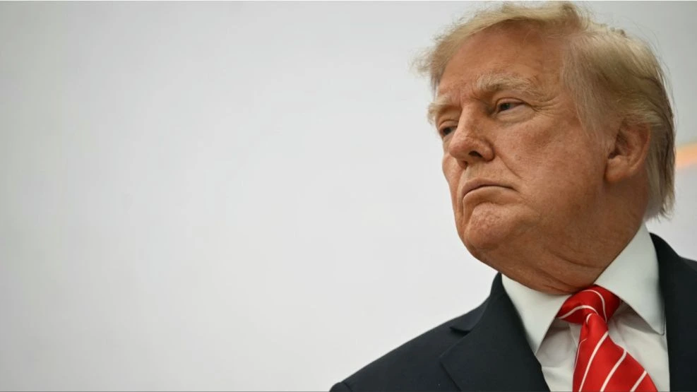 Las tensiones comenzaron cuando el presidente Trump suspendió los privilegios de CNN y Político tras haber difundido información falsa para dañar la reputación presidencial