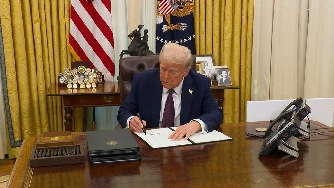 President Donald Trump signed a decree that imposed secondary tariffs on those countries that supplied oil to the Cuban dictatorship.